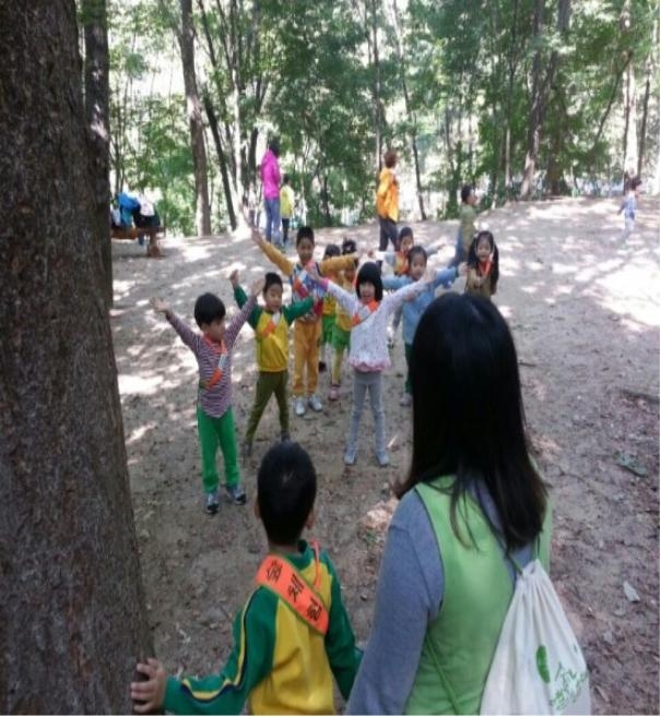 지난해 노원구 수락산 자락에서 열린 생태 체험 교실에서 아이들이 숲에서 놀이하는 모습.