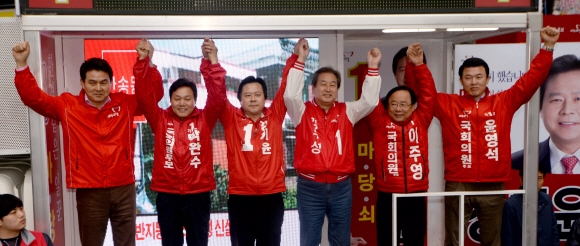 4일 강기윤후보의 지원을 위해 경남 창원시 성산구 상남시장을 찾은 새누리당 김무성대표가 지원유세를 펼치고 있다.  박지환 기자 popocar@seoul.co.kr