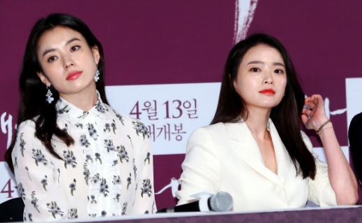 배우 한효주(왼쪽), 천우희가 4일 오후 서울 광진구 롯데시네마 건대입구에서 열린 영화 ‘해어화’ 언론시사회에서 질문을 듣고 있다. <br>연합뉴스