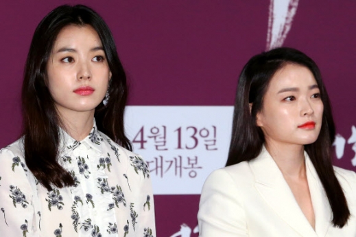배우 한효주(왼쪽), 천우희가 4일 오후 서울 광진구 롯데시네마 건대입구에서 열린 영화 ‘해어화’ 언론시사회에서 질문을 듣고 있다. <br>연합뉴스