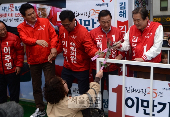 꽃 받는 김무성 새누리당 대표
