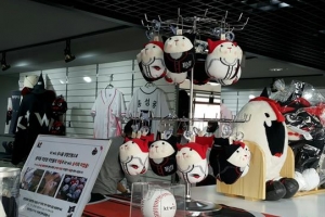 쪽방촌 꿈 담은 양말인형, KT위즈 상징 됐다