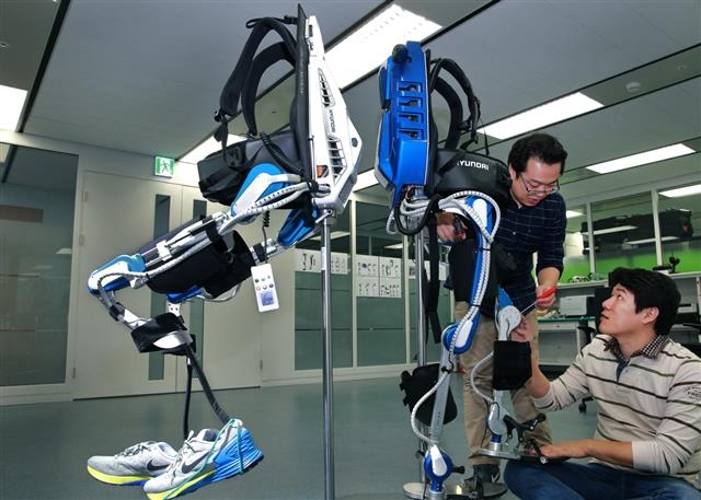 4일 경기 의왕시의 현대자동차 중앙연구소에서 연구진들이 보행보조 착용 로봇의 성능을 시험하기에 앞서 정비를 하고 있다. 현대차 착용 로봇은 다음달 한양대에서 임상 시험을 거친 뒤 2018년 시범 양산할 예정이다. 현대자동차 제공