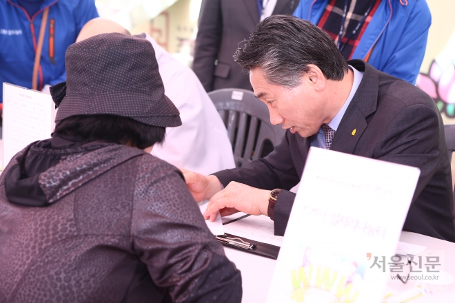 제4회 종로구·조계사 일자리 나눔 박람회에서 김영종(오른쪽) 종로구청장이 주민 상담을 하고 있다. 종로구 제공