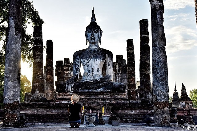ⓒ이명일  수코타이 역사공원. 태국에서 불교는 생활의 일부가 아닌 그 자체다. 들뜬 마음을 물리치고 경건한 자세로 기도를 올리는 여인의 일상적인 모습이 여행객에는 특별하게 다가왔다