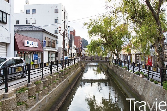 이즈하라 시내의 한적한 풍경. 꼬치구이를 파는 작은 일본식 선술집들이 많다