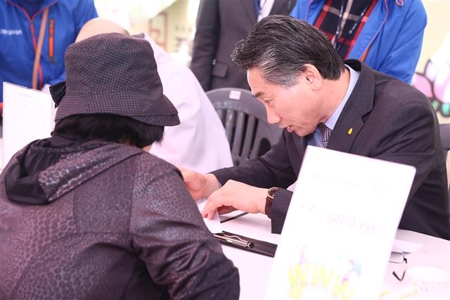 제4회 종로구·조계사 일자리 나눔 박람회에서 김영종(오른쪽) 종로구청장이 주민 상담을 하고 있다. 종로구 제공