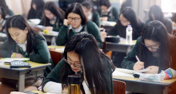 배화여고 3학년 학생들이 4월 전국연합평가 시험을 치루고 있다 2016.4.6안주영기자 jya@seoul.co.kr
