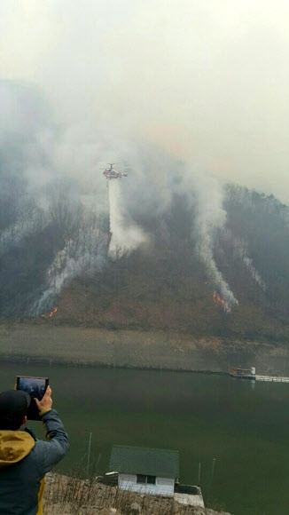 충주 산불 진화하는 헬기