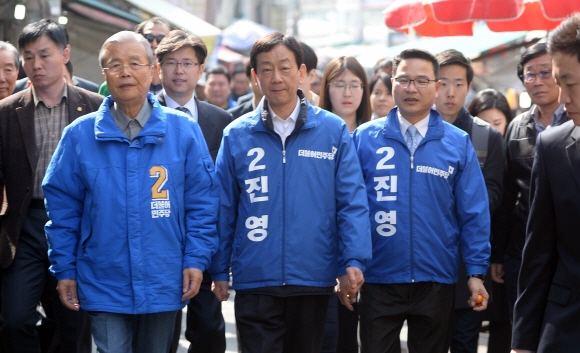 6일 더불어민주당 진영후보를 지원하기 위해 서울 용산구 용문시장을 방문한 김종인 비대위원장이 시장을 돌며 지지를 호소하고 있다.  2016.4.6 박지환기자 popocar@seoul.co.kr