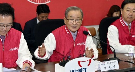 [서울포토]강봉균 새누리당 공동선대위원장, 경제 정책 공약 5호 발표