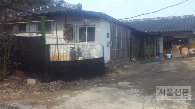 동네조폭이 무서워 쇠창살을 설치한 경기 연천의 한 집.