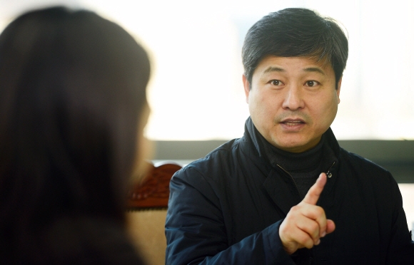 김영배 서울 성북구청장(오른쪽)이 사무실에서 청년이 행복한 도시 성북구의 미래 청사진을 그려 보이고 있다.  박윤슬 기자 seul@seoul.co.kr