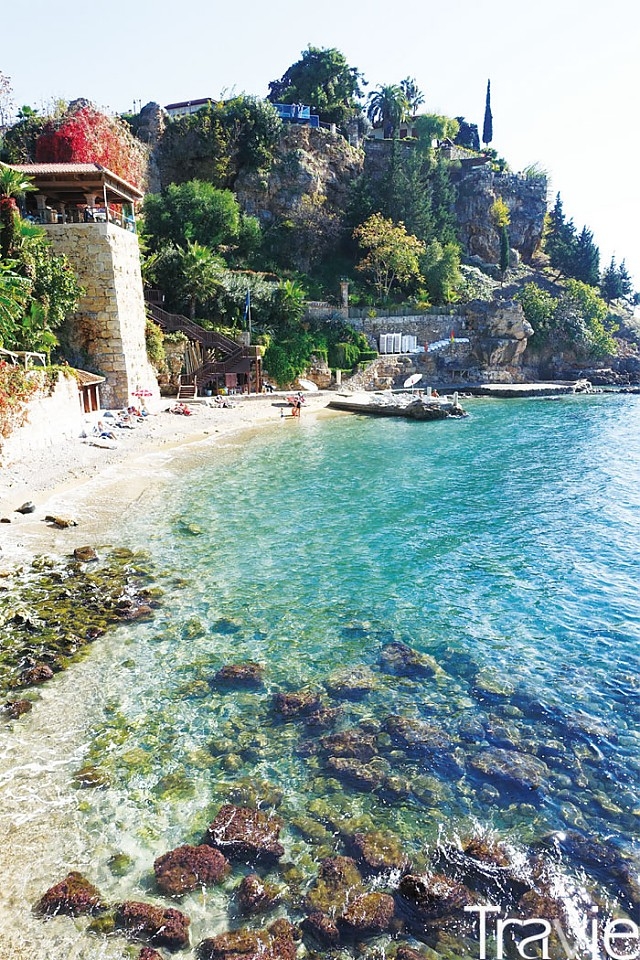 안탈리아는 지중해의 따뜻한 날씨 덕분에 연간 300일 이상 해수욕이 가능하다