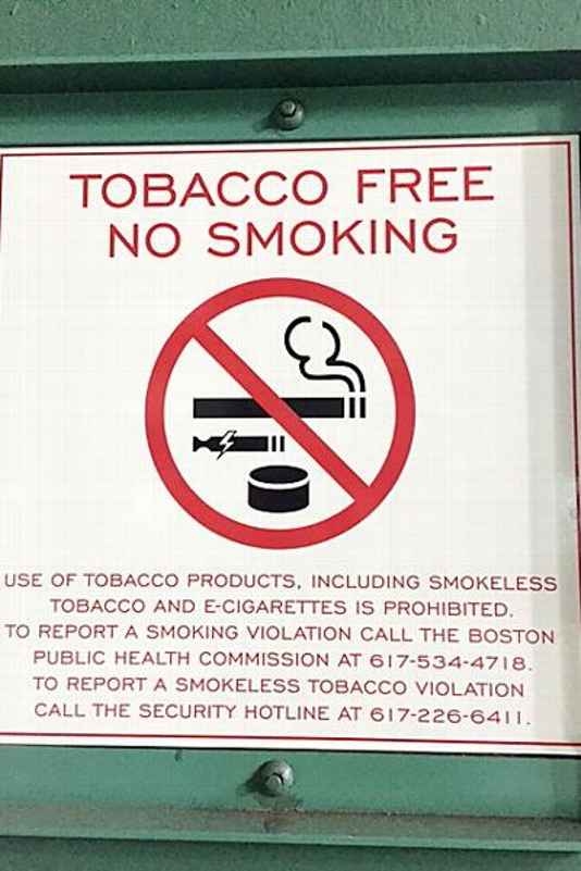 뉴욕시도 티켓을 발행하는 모든 스포츠 경기장에서 금연은 물론, 씹는 담배를 이용하는 행위마저 금지했다. 사진은 지난달 말 보스턴의 담배 금지 포스터.ESPN 홈페이지 