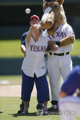 106세 할머니 엘리자베스 설리번이 7일(한국시간) 미국 텍사스주 알링턴의 글로브 라이프 파크에서 열린 텍사스 레인저스와 시애틀 매리너스전을 알리는 시구를 하고 있다.AP 연합뉴스