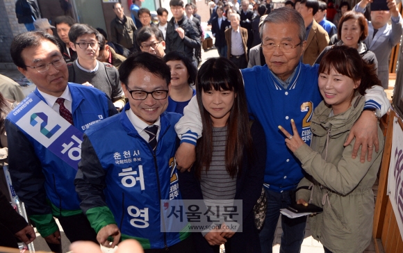 지지자들과 어깨동무하는 김종인