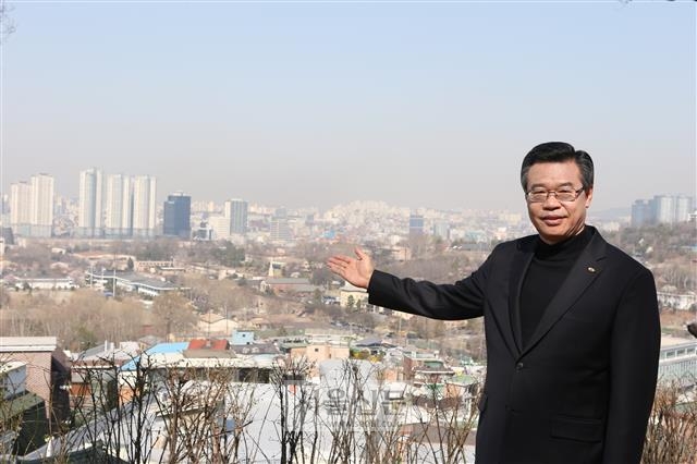 성장현 용산구청장이 7일 용산구 이태원 부군당역사공원에서 미군기지를 내려다보며 공원화 계획에 대해 설명하고 있다. 120년 넘게 외국군 주둔지로 쓰였던 이 터는 2019년 이후 공원으로 꾸며진다.