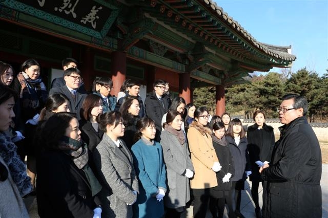 성장현 용산구청장이 직원들과 함께 효창원 의열사를 방문해 역사에 대해 설명하는 모습. 용산구 제공