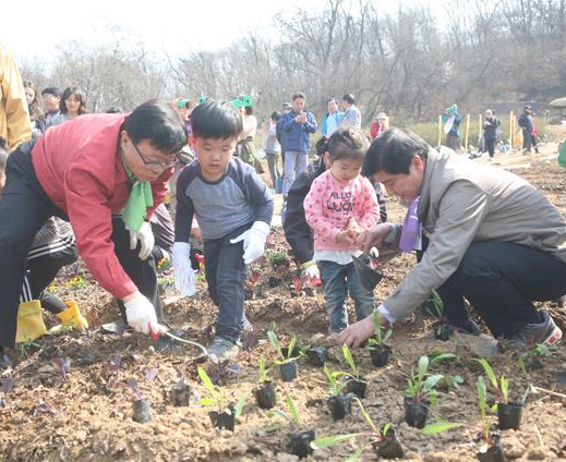 지난 2일 강동구의 한 텃밭에서 모종 심기를 진행 중인 이해식(오른쪽) 강동구청장과 이동필(왼쪽) 농림축산식품부 장관. 강동구 제공