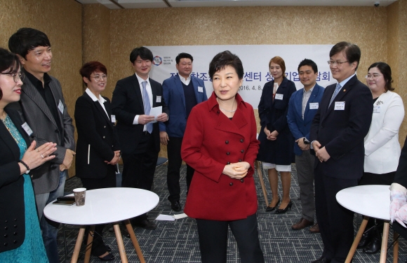 박근혜 대통령이 8일 오전 충북창조경제혁신센터를 방문,  스타트업 성공기업 CEO들과 환담한 후 나가고 있다.  청와대사진기자단