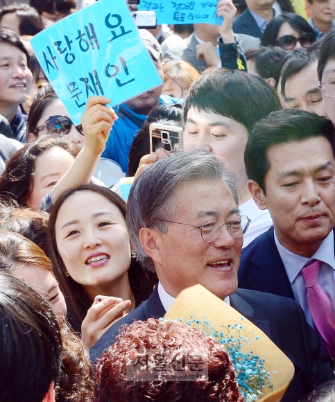 8일 광주 충장로우체국 앞에서 광주를 방문한 더불어민주당 문재인  전 대표가 시민들의 환영을 받고 있다.  정연호 기자 tpgod@seoul.co.kr