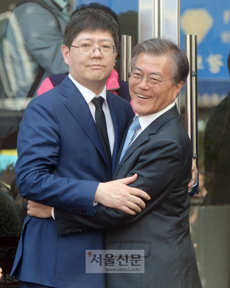 김홍걸 국민통합위원장과 포옹하는 문재인 전 대표
