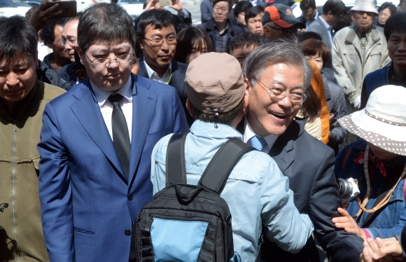 8일 광주 광주공원을 방문한 더불어민주당 문재인  전 대표가 시민과 포옹을 하고  있다. 정연호 기자 tpgod@seoul.co.kr