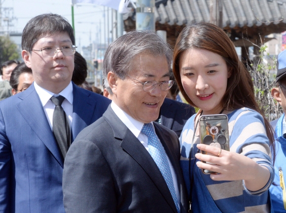 8일 광주 광주공원을 방문한 더불어민주당 문재인 전 대표가 한 시민과 사진을 찍고 있다.  정연호 기자 tpgod@seoul.co.kr