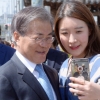 [서울포토] 시민과 기념촬영 하는 문재인 전 대표