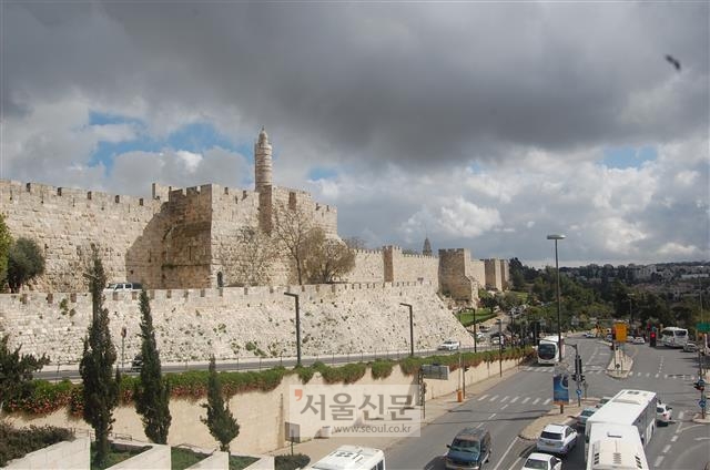 자파(욥바)문에서 바라본 예루살렘 서쪽 성벽. 16세기에 재건된 서쪽 성벽은 구·신시가지를 나누는 기준이며 이스라엘과 요르단이 예루살렘을 분할 점령하던 1967년 이전에 양국의 국경이기도 했다. 현재 서쪽 성벽 밖에는 고급 빌라와 쇼핑몰이 들어서 있어 많은 관광객들이 찾는 명소가 됐다.