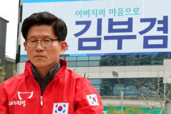 새누리당 김문수 후보(대구 수성갑). 김 후보는 더민주 김부겸 후보와 총선에서 맞붙는다.  연합뉴스