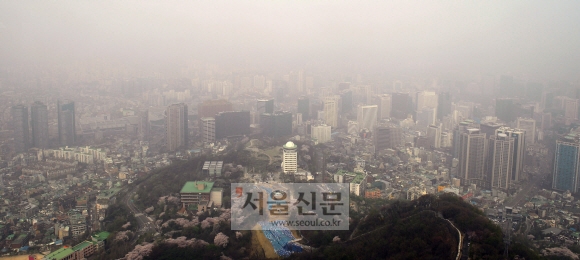 미세먼지 농도가 ‘매우 나쁨’을 기록한 10일 서울 남산에서 바라본 서울 하늘이 뿌연 모습을 보이고 있다. 이날 낮 12시 기준 서울 25개 구의 미세먼지 시간 평균 농도는 159㎍/㎥를 기록했다. 박윤슬 기자 seul@seoul.co.kr