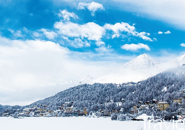 겨울 스위스 여행의 메카, 생모리츠. 장엄한 설산과 눈 덮인 소나무와 함께 그림같은 풍광을 연출한다