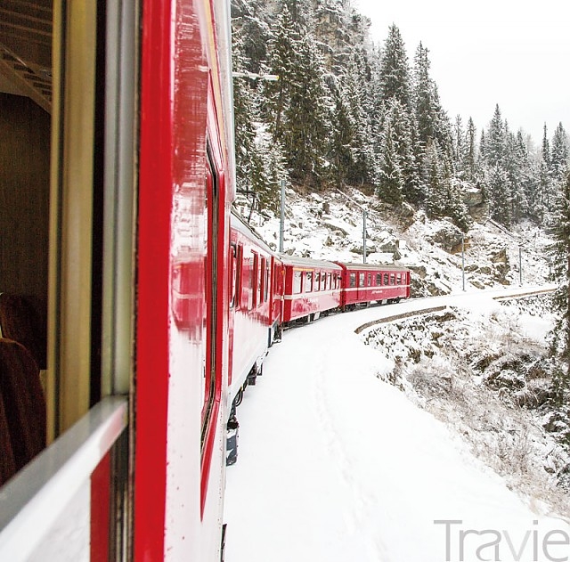 산과 계곡을 헤치며 달리는 빨간 스위스 기차