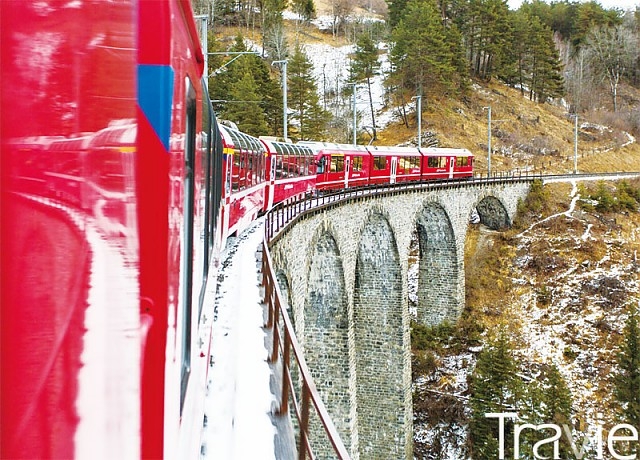 스위스 기차는 스위스의 자연과 기술, 그리고 문화를 고스란히 품고 있다. 구름다리를 통과하고 있는 베르니나 익스프레스