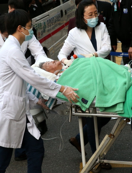 하상숙 할머니가 10일 오후 귀국한 뒤 서울 동작구 중앙대병원에 도착해 이송되고 있다. 연합뉴스