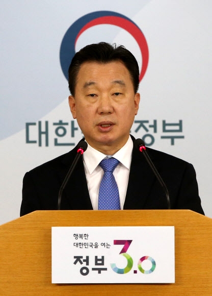 ’북한 정찰촉국 대좌 망명’ 질문 받는 대변인