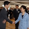 [서울포토] 송중기와 악수하는 박근혜 대통령