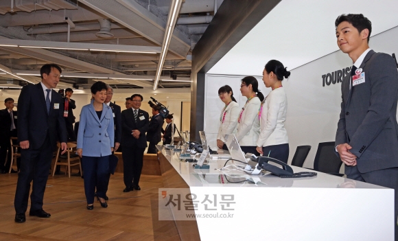 박근혜 대통령을 기다리는 배우 송중기.