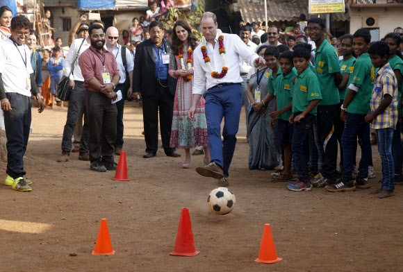 영국 윌리엄 왕세손이 10일(현지시간) 인도 뭄바이 빈민가를 방문해 축구를 하고 있다. AP 연합뉴스