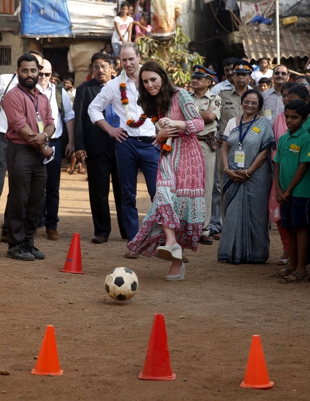 케이트 미들턴 영국 왕세손비가 10일(현지시간) 인도 뭄바이 빈민가를 방문해 축구를 하고 있다. AP 연합뉴스