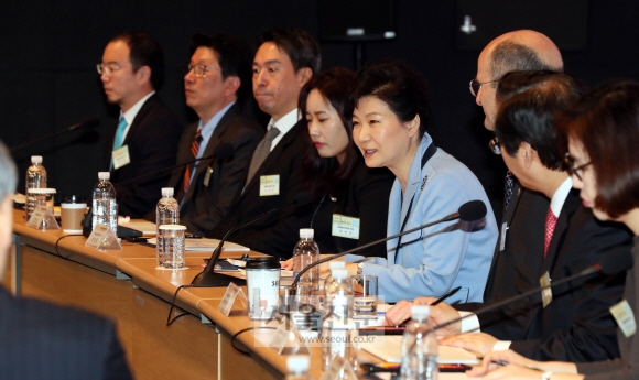 11일 오전 박근혜대통령이 서울 청계천로 한국관광공사 서울센터 빌딩에서 열린 제5차 문화융성위원회 회의에 참석해 인사말을 하고 있다. 2016. 04. 11 안주영 기자 jya@seoul.co.kr