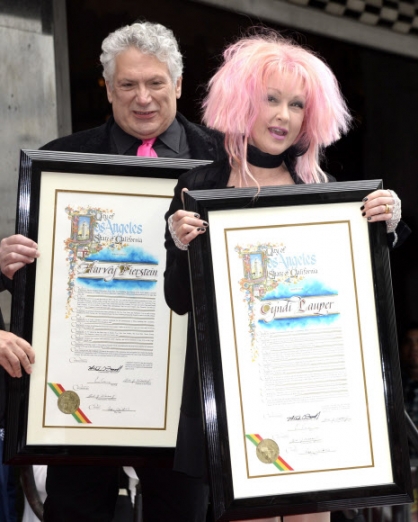 팝스타 신디 로퍼(오른쪽)와 헐리우드 배우 하비 피어스타인이 11일(현지시간) 캘리포니아주 헐리우드 ‘명예의 거리(Hollywood Walk of Fame)’에 입성했다.<br>EPA 연합뉴스