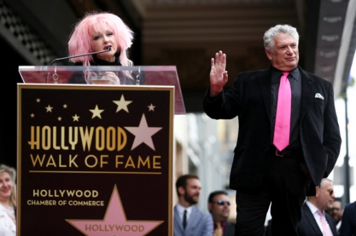 팝스타 신디 로퍼(왼쪽)와 헐리우드 배우 하비 피어스타인이 11일(현지시간) 캘리포니아주 헐리우드 ‘명예의 거리(Hollywood Walk of Fame)’에 입성했다.<br>AP 연합뉴스