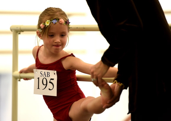 11일(현지시간) 미국 뉴욕 링컨센터에서 치러진 아메리칸발레학교(School of American Ballet·SAB)) 오디션에 참가한 6살 소녀가 평가원의 지도를 받고 있다. AFP 연합뉴스