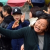 [서울포토] 최선을 다해 선거운동하는 국민의당 운동원