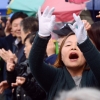[서울포토] “기호 3번” 율동하는 국민의당 선거운동원
