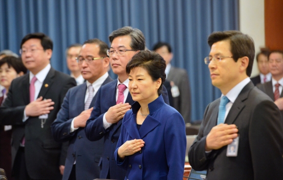박근혜 대통령이 12일 청와대에서 열린 국무회의에서 국민의례를 하고 있다.  안주영 기자 jya@seoul.co.kr