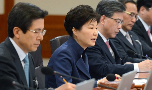 박근혜 대통령이 12일 오전 청와대에서 열린 국무회의에서 모두발언하고 있다.  안주영 기자 jya@seoul.co.kr